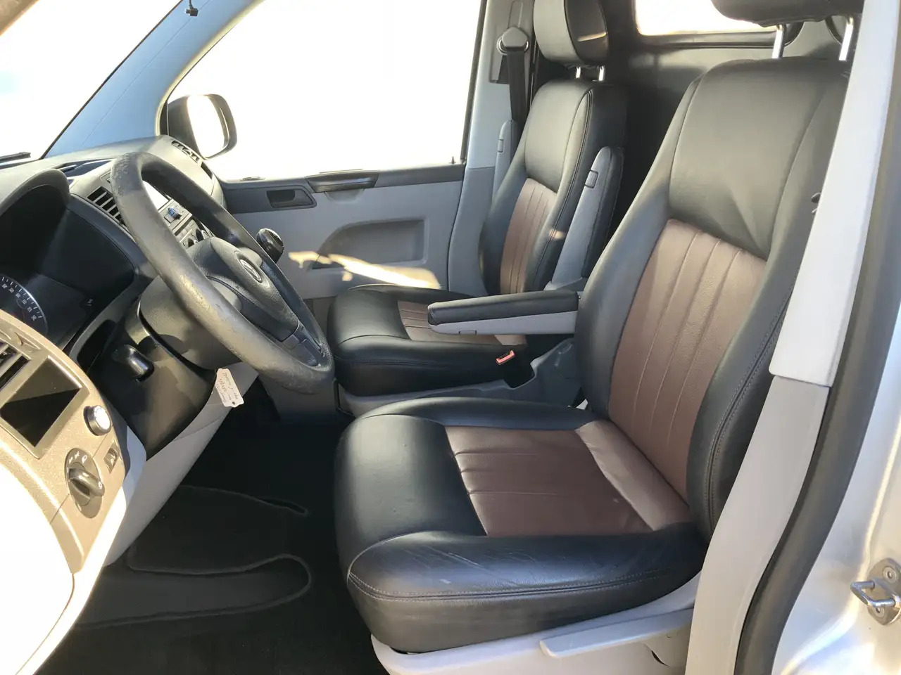 Volkswagen T5 Transporter 2.0 L1H2 Benzine Airco Navi Dub Schuifdeuren Leer - Товарно комбе: слика 4 Volkswagen T5 Transporter 2.0 L1H2 Benzine Airco Navi Dub Schuifdeuren Leer - Товарно комбе: слика 4