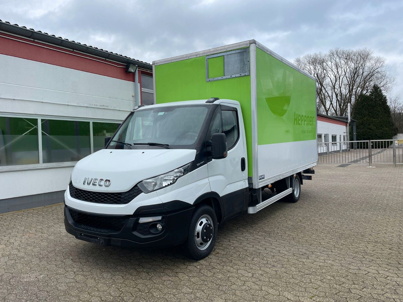 Iveco Daily 35C15 Koffer 4.2m Ladebordwand - Комбе фургон: слика 1 Iveco Daily 35C15 Koffer 4.2m Ladebordwand - Комбе фургон: слика 1