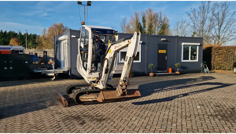 WACKER NEUSON 2404RD kan op een (berg)helling draaien - Мини багер: слика 1 WACKER NEUSON 2404RD kan op een (berg)helling draaien - Мини багер: слика 1