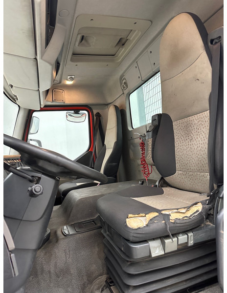 Камион со платформа, Камион со кран Renault Kerax 370 DXi - 8x4: слика 10