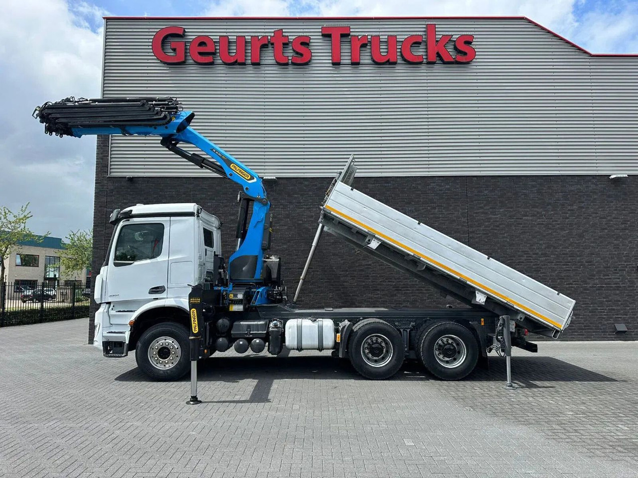 Камион со кран Mercedes-Benz Arocs 3351 963-2-E 6X4 KIPPER / TIPPER + PALFING: слика 10
