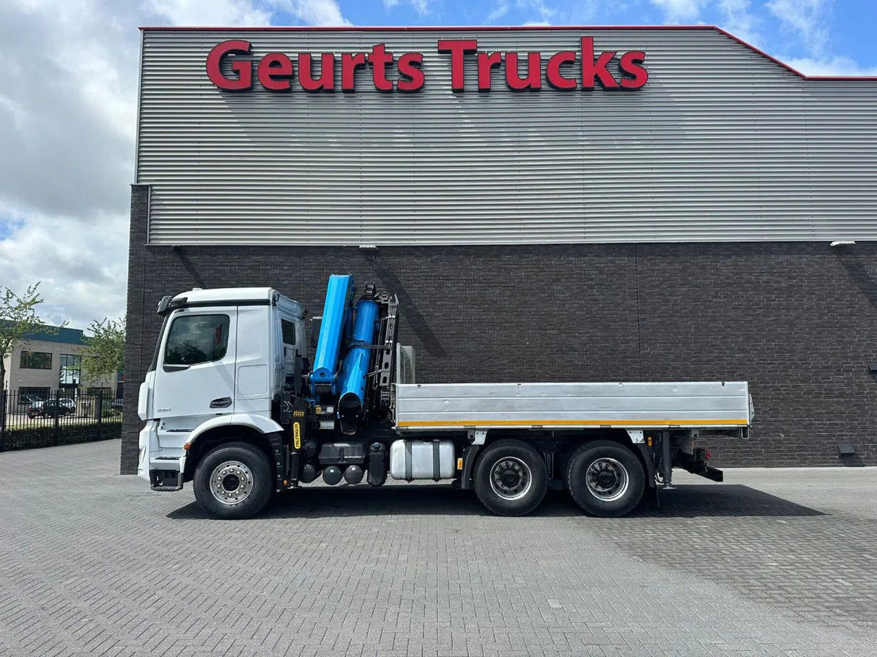 Камион со кран Mercedes-Benz Arocs 3351 963-2-E 6X4 KIPPER / TIPPER + PALFING: слика 12