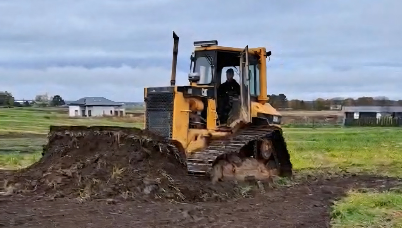 CATERPILLAR D5 M - Булдожер: слика 1 CATERPILLAR D5 M - Булдожер: слика 1