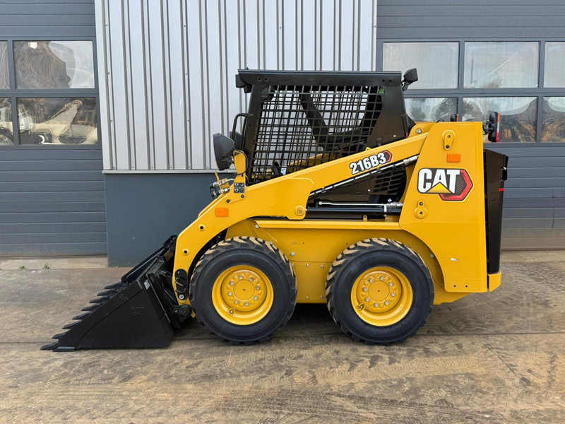 Caterpillar 216B3 - Натоварувач: слика 1 Caterpillar 216B3 - Натоварувач: слика 1