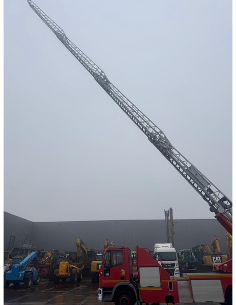 Противпожарен камион Iveco 130E23 4x2 Firetruck: слика 11