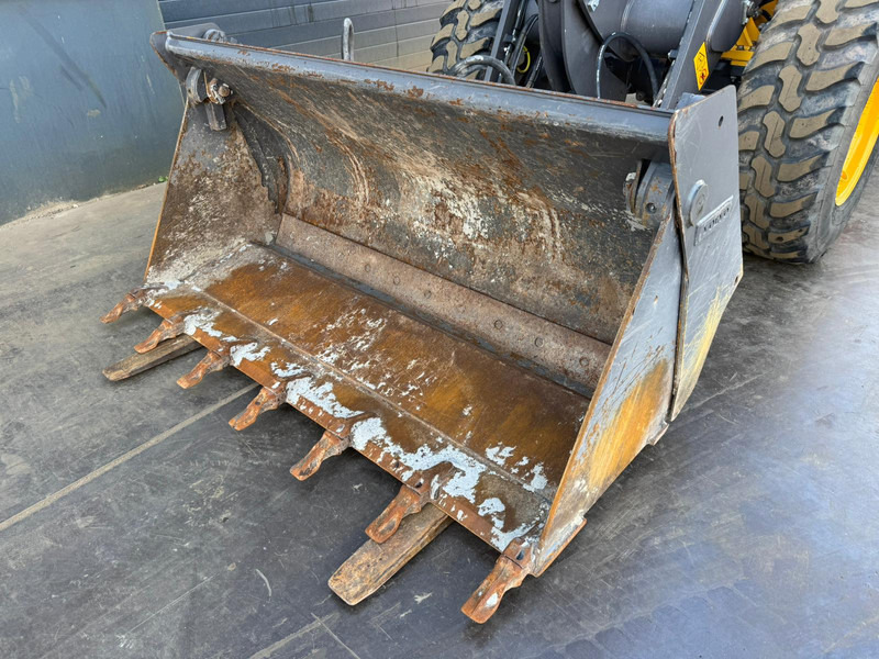 Натоварувач на тркала Volvo L30G: слика 16