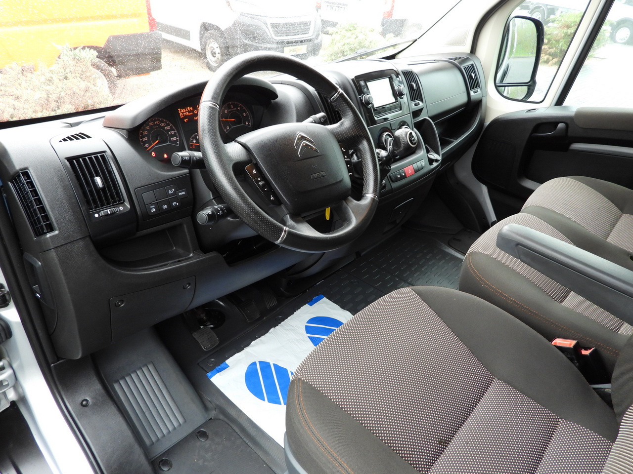 CITROEN JUMPER BOX DELIVERY VAN 7 SEATS CRUISE CONTROL LED LIGHTS AIR CONDITIONING 165HP - Товарно комбе: слика 2 CITROEN JUMPER BOX DELIVERY VAN 7 SEATS CRUISE CONTROL LED LIGHTS AIR CONDITIONING 165HP - Товарно комбе: слика 2
