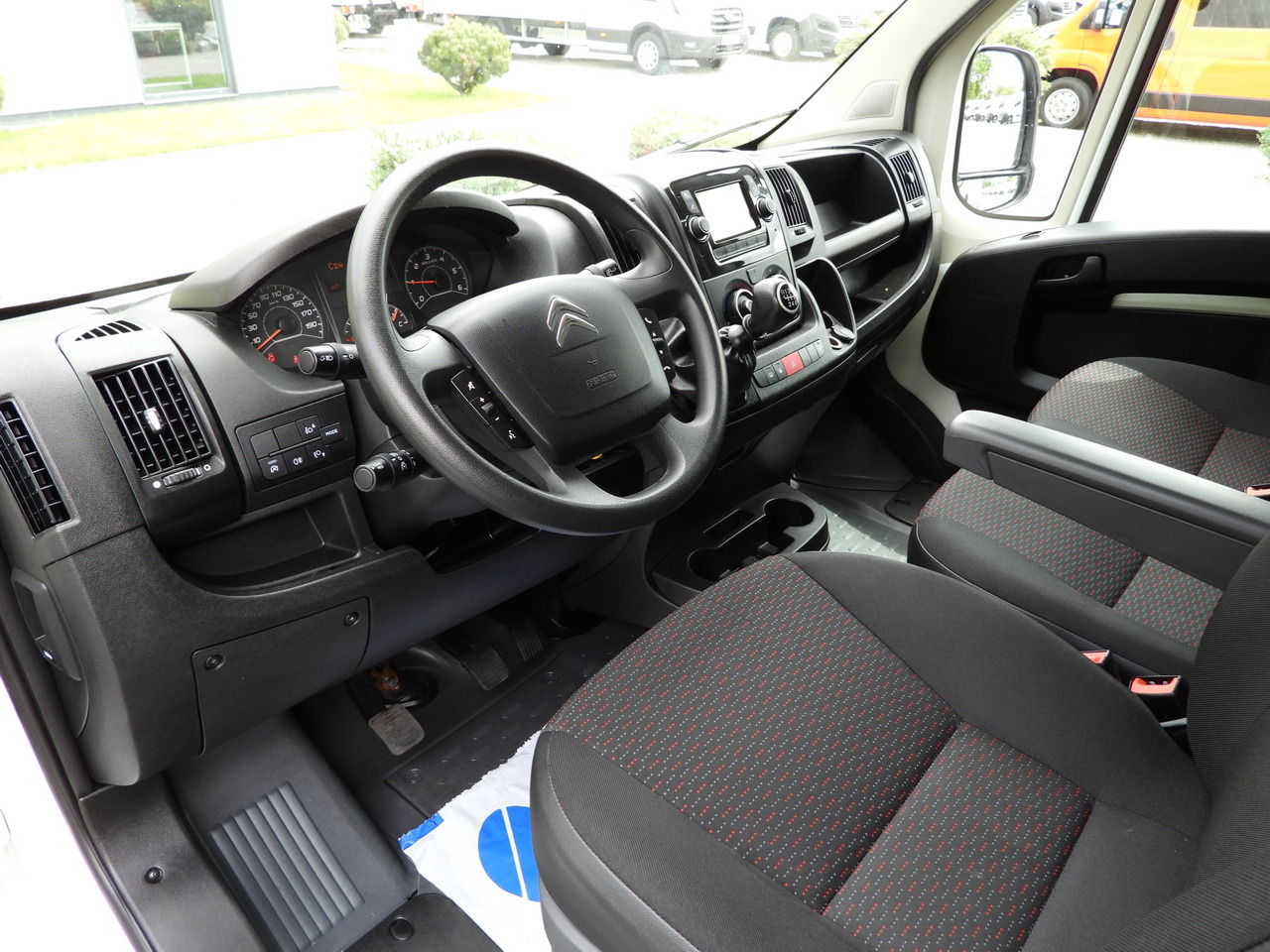 CITROEN JUMPER BOX LIFT 8 PALLETS CRUISE CONTROL NAVIGATION AIR CONDITIONING 165HP - Комбе фургон: слика 2 CITROEN JUMPER BOX LIFT 8 PALLETS CRUISE CONTROL NAVIGATION AIR CONDITIONING 165HP - Комбе фургон: слика 2