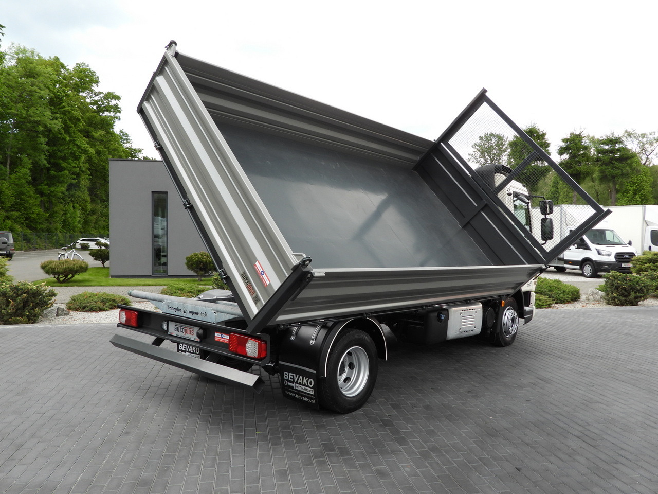 DAF LF 180 THREE-WAY TIPPER CRUISE CONTROL LED LIGHTS AUTOMATIC TRANSMISSION TWIN WHEELS AIR CONDITIONING 180HP - Кипер: слика 3 DAF LF 180 THREE-WAY TIPPER CRUISE CONTROL LED LIGHTS AUTOMATIC TRANSMISSION TWIN WHEELS AIR CONDITIONING 180HP - Кипер: слика 3