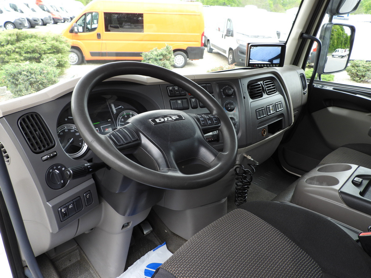 DAF LF 180 THREE-WAY TIPPER CRUISE CONTROL LED LIGHTS AUTOMATIC TRANSMISSION TWIN WHEELS AIR CONDITIONING 180HP - Кипер: слика 2 DAF LF 180 THREE-WAY TIPPER CRUISE CONTROL LED LIGHTS AUTOMATIC TRANSMISSION TWIN WHEELS AIR CONDITIONING 180HP - Кипер: слика 2