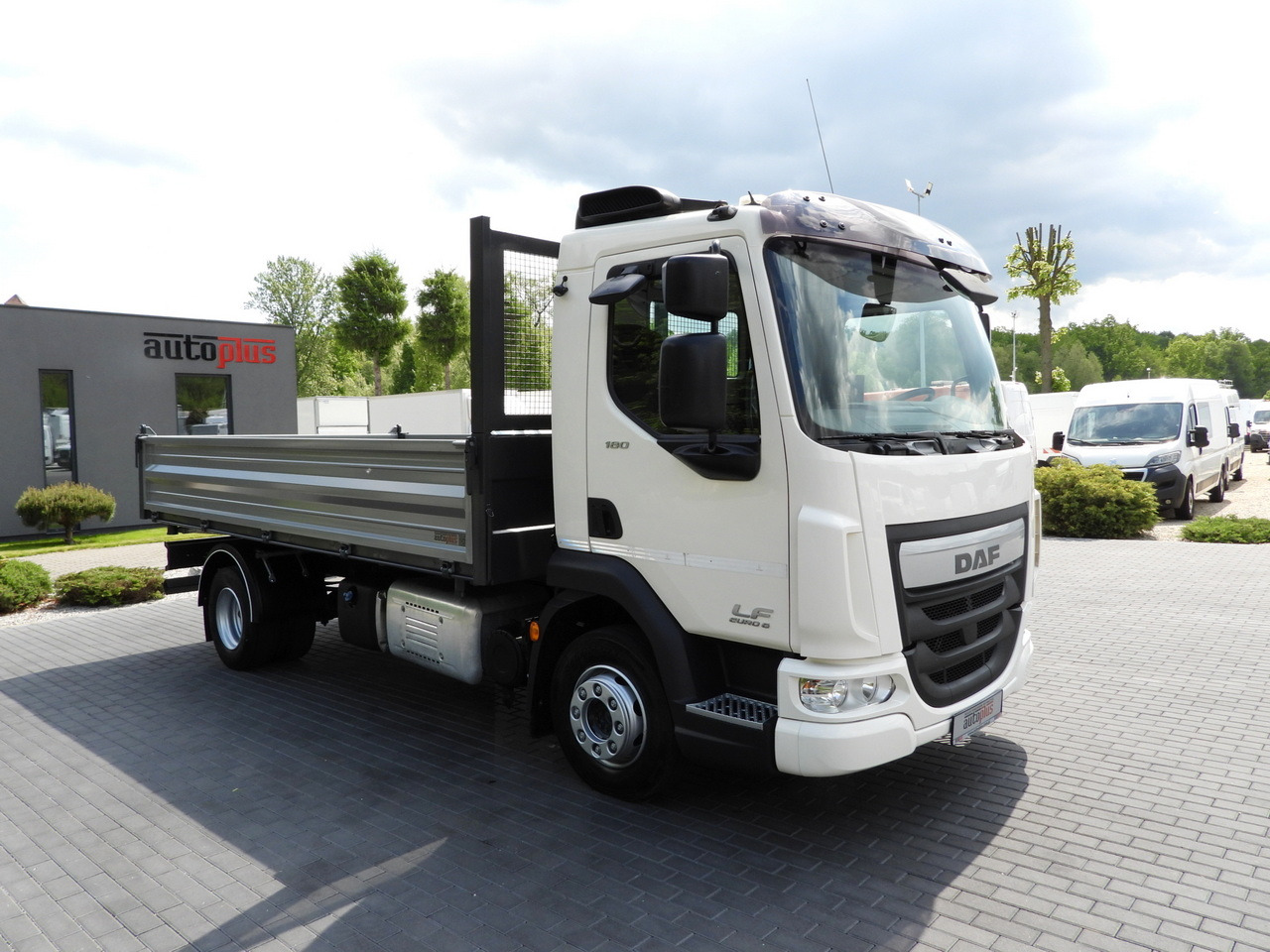 DAF LF 180 THREE-WAY TIPPER CRUISE CONTROL LED LIGHTS AUTOMATIC TRANSMISSION TWIN WHEELS AIR CONDITIONING 180HP - Кипер: слика 4 DAF LF 180 THREE-WAY TIPPER CRUISE CONTROL LED LIGHTS AUTOMATIC TRANSMISSION TWIN WHEELS AIR CONDITIONING 180HP - Кипер: слика 4