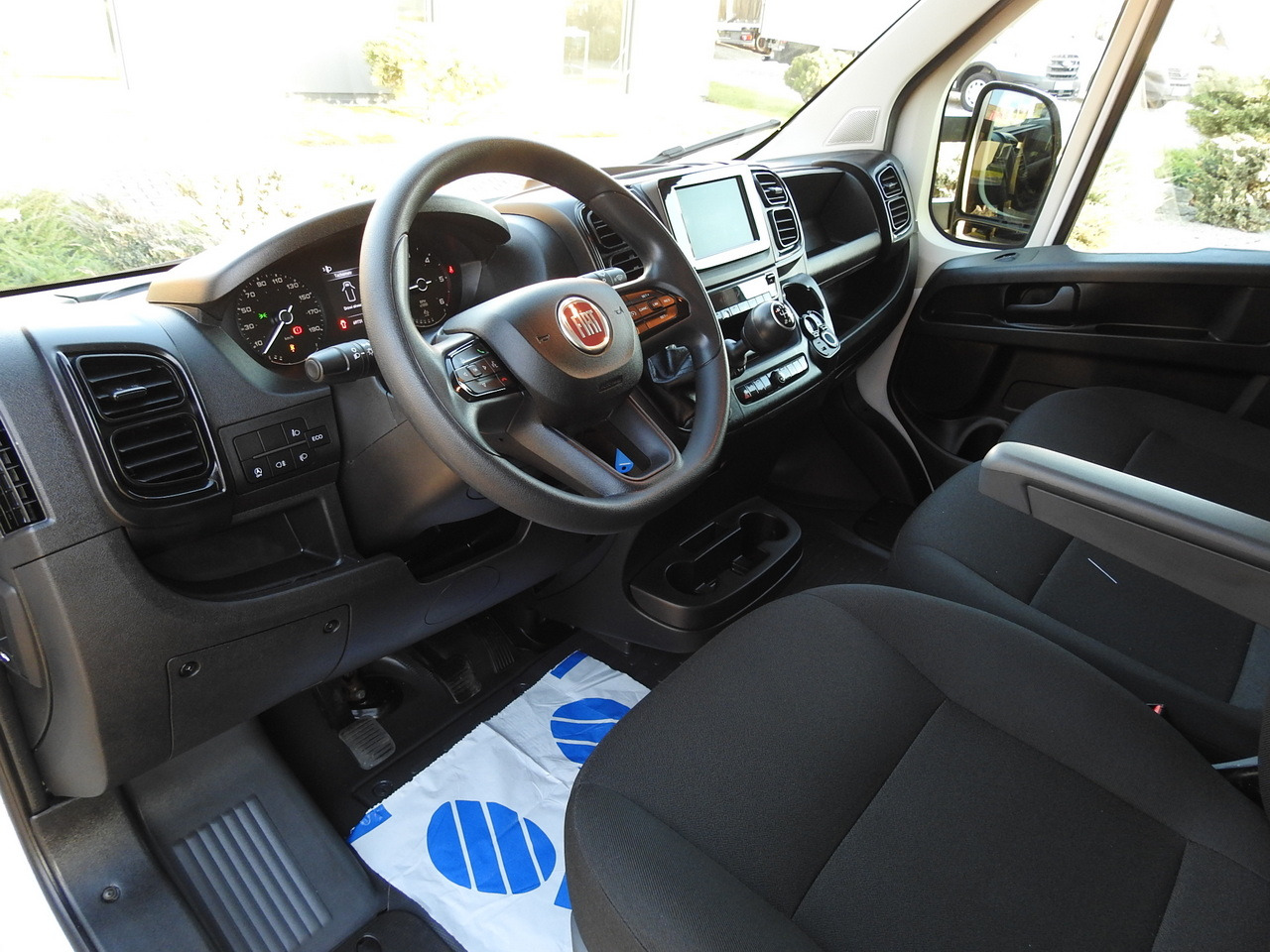 FIAT DUCATO BOX LIFT 8 PALLETS CRUISE CONTROL AIR CONDITIONING 180HP - Комбе фургон: слика 2 FIAT DUCATO BOX LIFT 8 PALLETS CRUISE CONTROL AIR CONDITIONING 180HP - Комбе фургон: слика 2