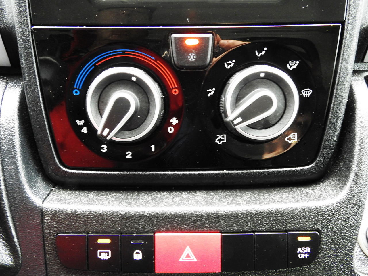 Комбе фургон FIAT DUCATO BOX LIFT 8 PALLETS CRUISE CONTROL NAVIGATION AIR CONDITIONING LED LIGHTS 130HP: слика 40 Комбе фургон FIAT DUCATO BOX LIFT 8 PALLETS CRUISE CONTROL NAVIGATION AIR CONDITIONING LED LIGHTS 130HP: слика 40