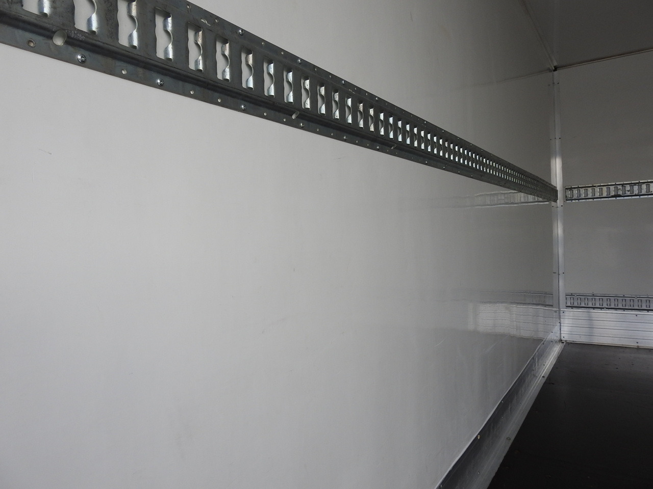 Комбе фургон FIAT DUCATO BOX LIFT 8 PALLETS CRUISE CONTROL NAVIGATION AIR CONDITIONING LED LIGHTS 130HP: слика 25 Комбе фургон FIAT DUCATO BOX LIFT 8 PALLETS CRUISE CONTROL NAVIGATION AIR CONDITIONING LED LIGHTS 130HP: слика 25