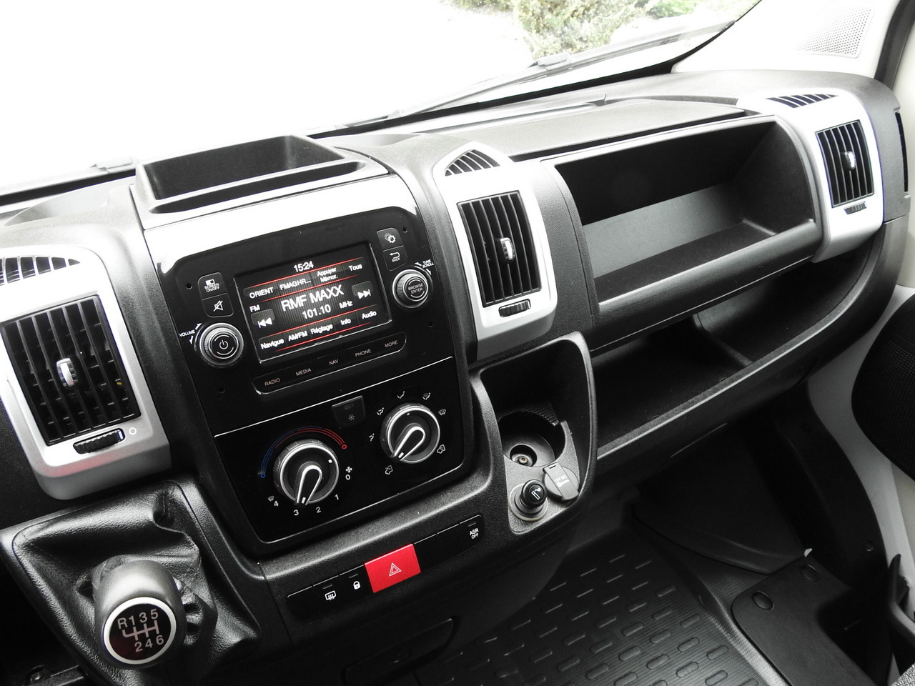 Комбе фургон FIAT DUCATO BOX LIFT 8 PALLETS CRUISE CONTROL NAVIGATION AIR CONDITIONING LED LIGHTS 130HP: слика 34 Комбе фургон FIAT DUCATO BOX LIFT 8 PALLETS CRUISE CONTROL NAVIGATION AIR CONDITIONING LED LIGHTS 130HP: слика 34