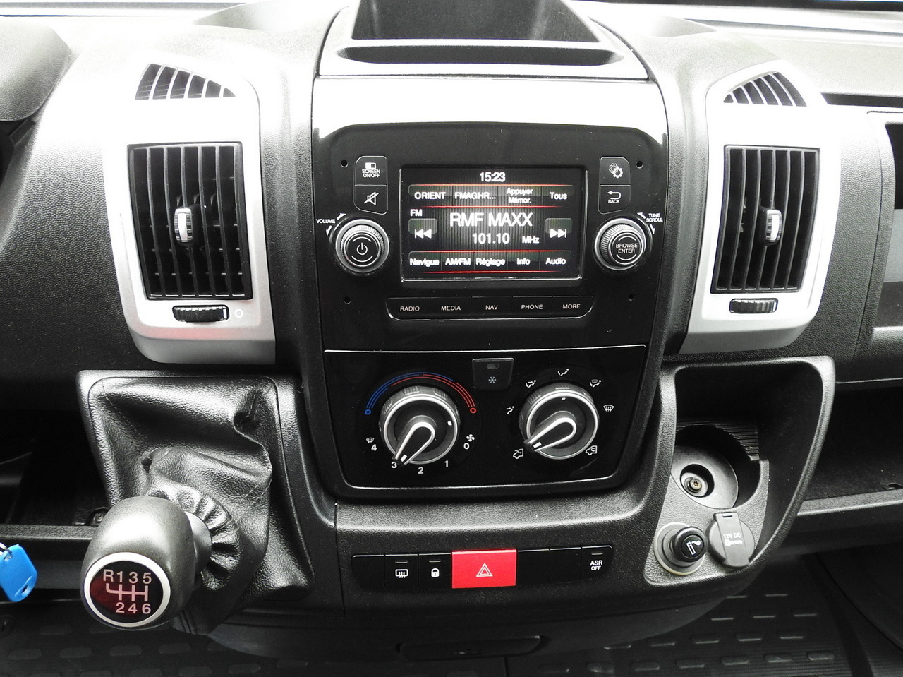 Комбе фургон FIAT DUCATO BOX LIFT 8 PALLETS CRUISE CONTROL NAVIGATION AIR CONDITIONING LED LIGHTS 130HP: слика 36 Комбе фургон FIAT DUCATO BOX LIFT 8 PALLETS CRUISE CONTROL NAVIGATION AIR CONDITIONING LED LIGHTS 130HP: слика 36