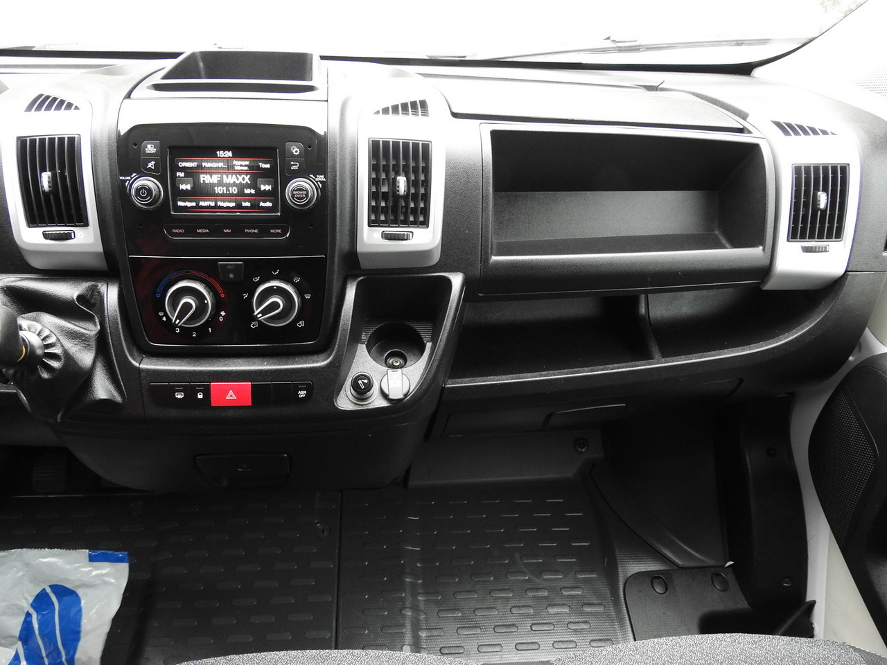 Комбе фургон FIAT DUCATO BOX LIFT 8 PALLETS CRUISE CONTROL NAVIGATION AIR CONDITIONING LED LIGHTS 130HP: слика 35 Комбе фургон FIAT DUCATO BOX LIFT 8 PALLETS CRUISE CONTROL NAVIGATION AIR CONDITIONING LED LIGHTS 130HP: слика 35