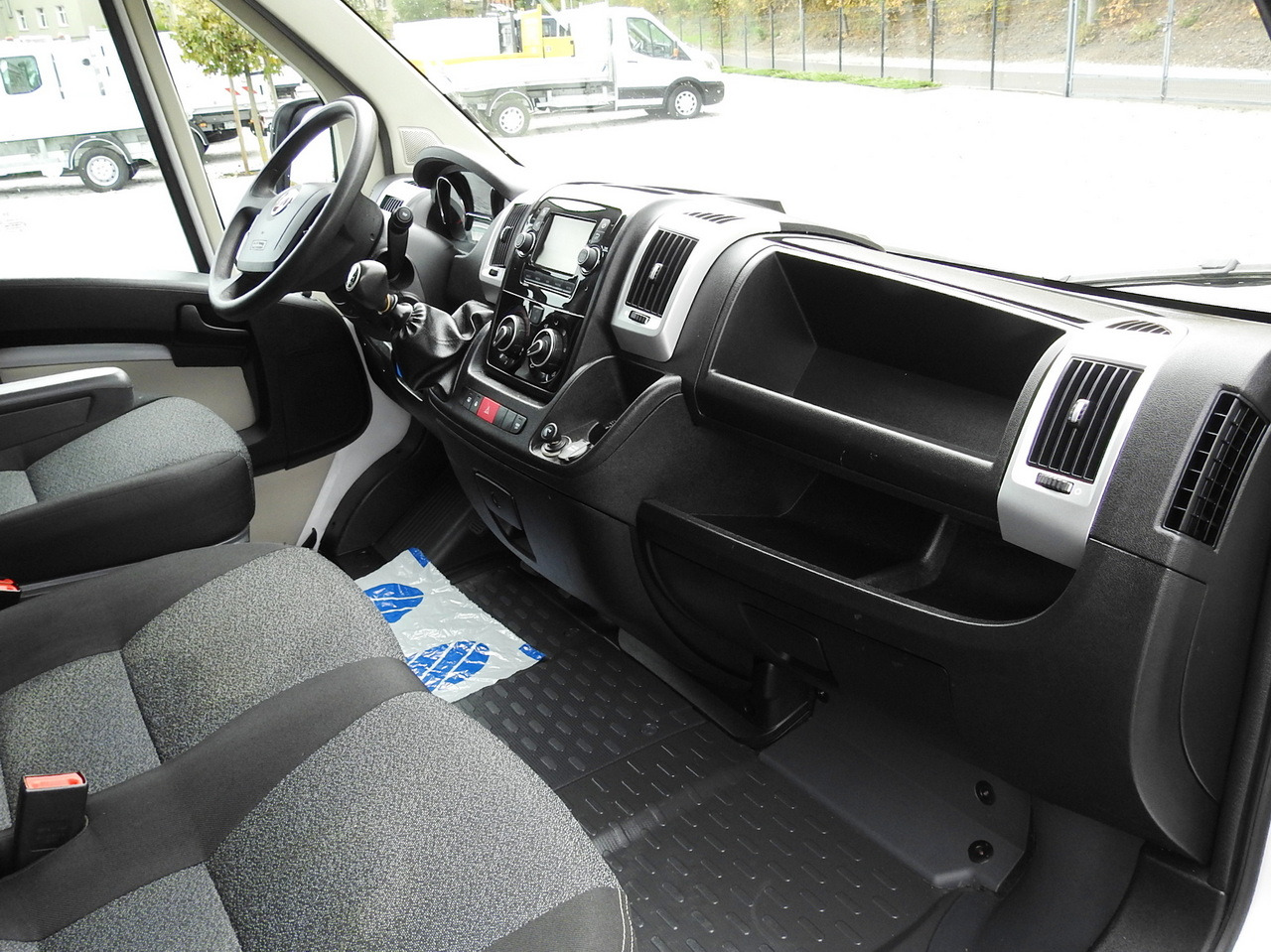 Комбе фургон FIAT DUCATO BOX LIFT 8 PALLETS CRUISE CONTROL NAVIGATION AIR CONDITIONING LED LIGHTS 130HP: слика 45 Комбе фургон FIAT DUCATO BOX LIFT 8 PALLETS CRUISE CONTROL NAVIGATION AIR CONDITIONING LED LIGHTS 130HP: слика 45