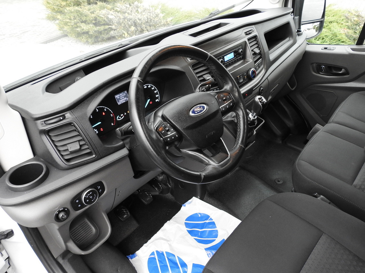 FORD TRANSIT BOX DELIVERY VAN 6 SEATS CRUISE CONTROL AIR CONDITIONING 185HP - Товарно комбе: слика 2 FORD TRANSIT BOX DELIVERY VAN 6 SEATS CRUISE CONTROL AIR CONDITIONING 185HP - Товарно комбе: слика 2