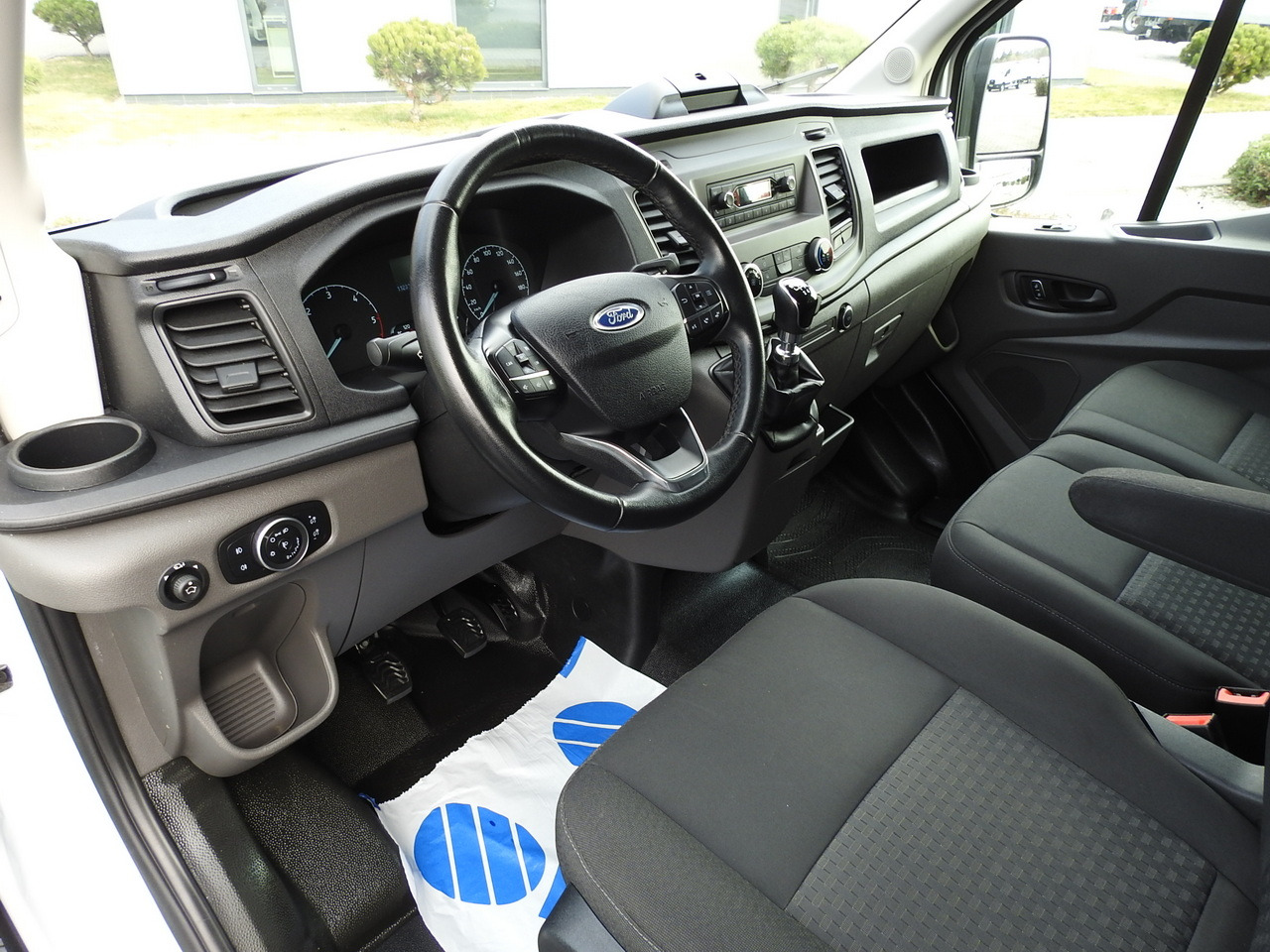 FORD TRANSIT BOX DELIVERY VAN 6 SEATS CRUISE CONTROL LED LIGHTS AIR CONDITIONING 180HP - Товарно комбе: слика 2 FORD TRANSIT BOX DELIVERY VAN 6 SEATS CRUISE CONTROL LED LIGHTS AIR CONDITIONING 180HP - Товарно комбе: слика 2