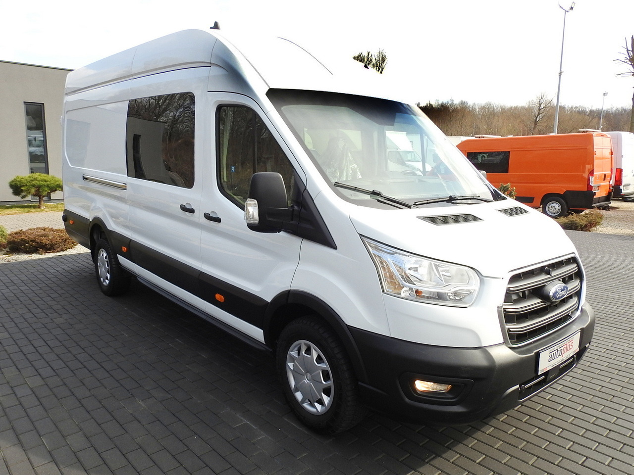 FORD TRANSIT BOX DELIVERY VAN 6 SEATS CRUISE CONTROL LED LIGHTS AIR CONDITIONING 180HP - Товарно комбе: слика 4 FORD TRANSIT BOX DELIVERY VAN 6 SEATS CRUISE CONTROL LED LIGHTS AIR CONDITIONING 180HP - Товарно комбе: слика 4