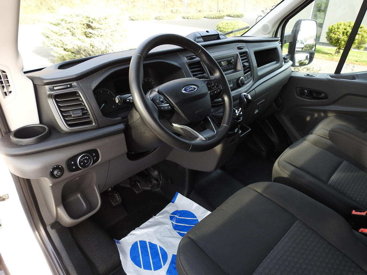 FORD TRANSIT BOX LIFT 8 PALLETS CRUISE CONTROL AIR CONDITIONING 130HP - Комбе ладилник: слика 2 FORD TRANSIT BOX LIFT 8 PALLETS CRUISE CONTROL AIR CONDITIONING 130HP - Комбе ладилник: слика 2