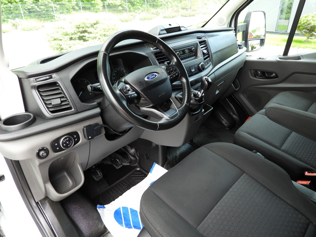 FORD TRANSIT BOX LIFT 8 PALLETS CRUISE CONTROL LED LIGHTS AIR CONDITIONING 130HP - Комбе фургон: слика 2 FORD TRANSIT BOX LIFT 8 PALLETS CRUISE CONTROL LED LIGHTS AIR CONDITIONING 130HP - Комбе фургон: слика 2