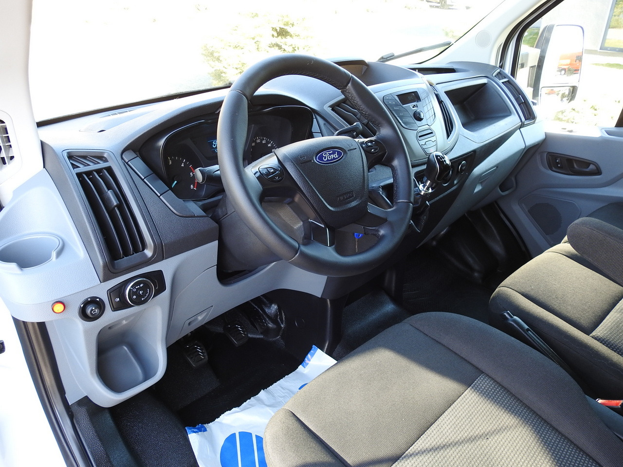 FORD TRANSIT BOX LIFT 8 PALLETS TWIN WHEELS AIR CONDITIONING 130HP - Комбе фургон: слика 2 FORD TRANSIT BOX LIFT 8 PALLETS TWIN WHEELS AIR CONDITIONING 130HP - Комбе фургон: слика 2