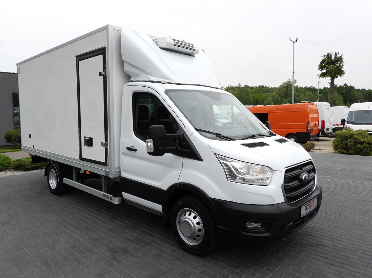 FORD TRANSIT BOX / REFRIGERATOR BOX 5*C / CRUISE CONTROL LED LIGHTS TWIN WHEELS AIR CONDITIONING 130HP - Комбе фургон: слика 4 FORD TRANSIT BOX / REFRIGERATOR BOX 5*C / CRUISE CONTROL LED LIGHTS TWIN WHEELS AIR CONDITIONING 130HP - Комбе фургон: слика 4