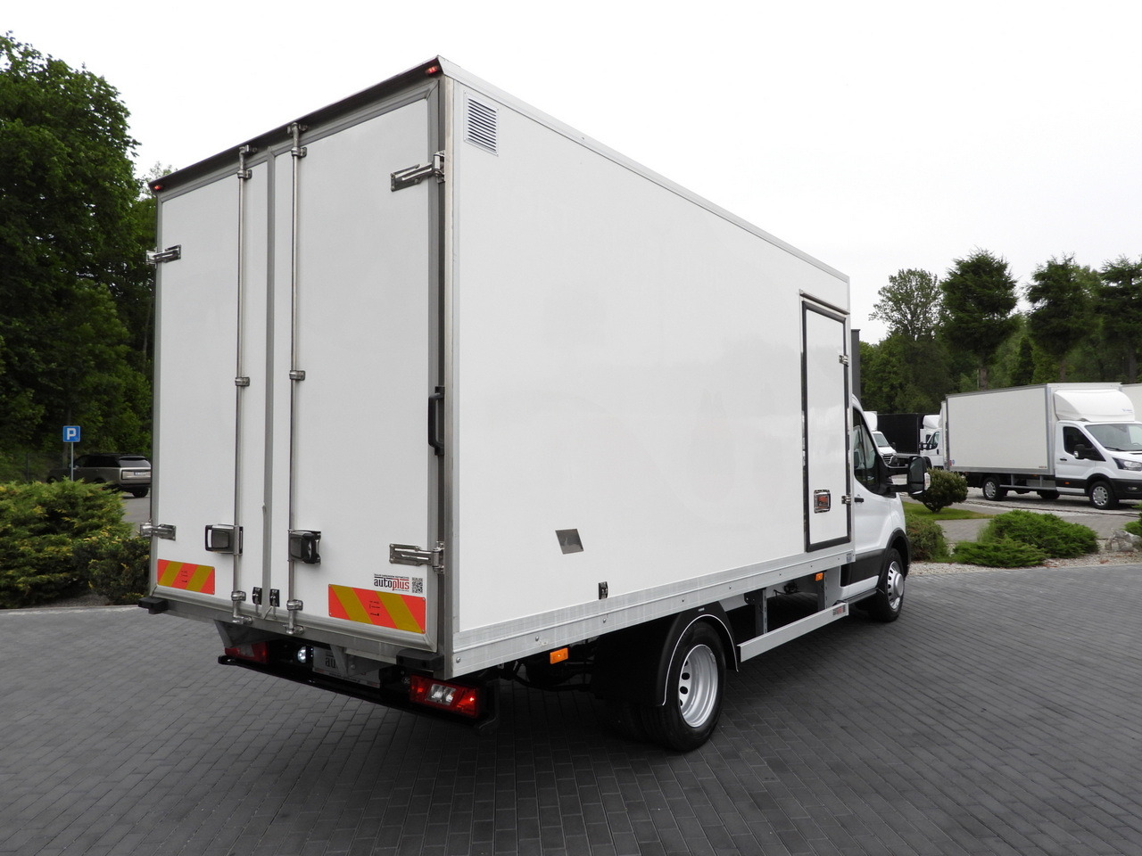 FORD TRANSIT BOX / REFRIGERATOR BOX 5*C / CRUISE CONTROL LED LIGHTS TWIN WHEELS AIR CONDITIONING 130HP - Комбе фургон: слика 3 FORD TRANSIT BOX / REFRIGERATOR BOX 5*C / CRUISE CONTROL LED LIGHTS TWIN WHEELS AIR CONDITIONING 130HP - Комбе фургон: слика 3