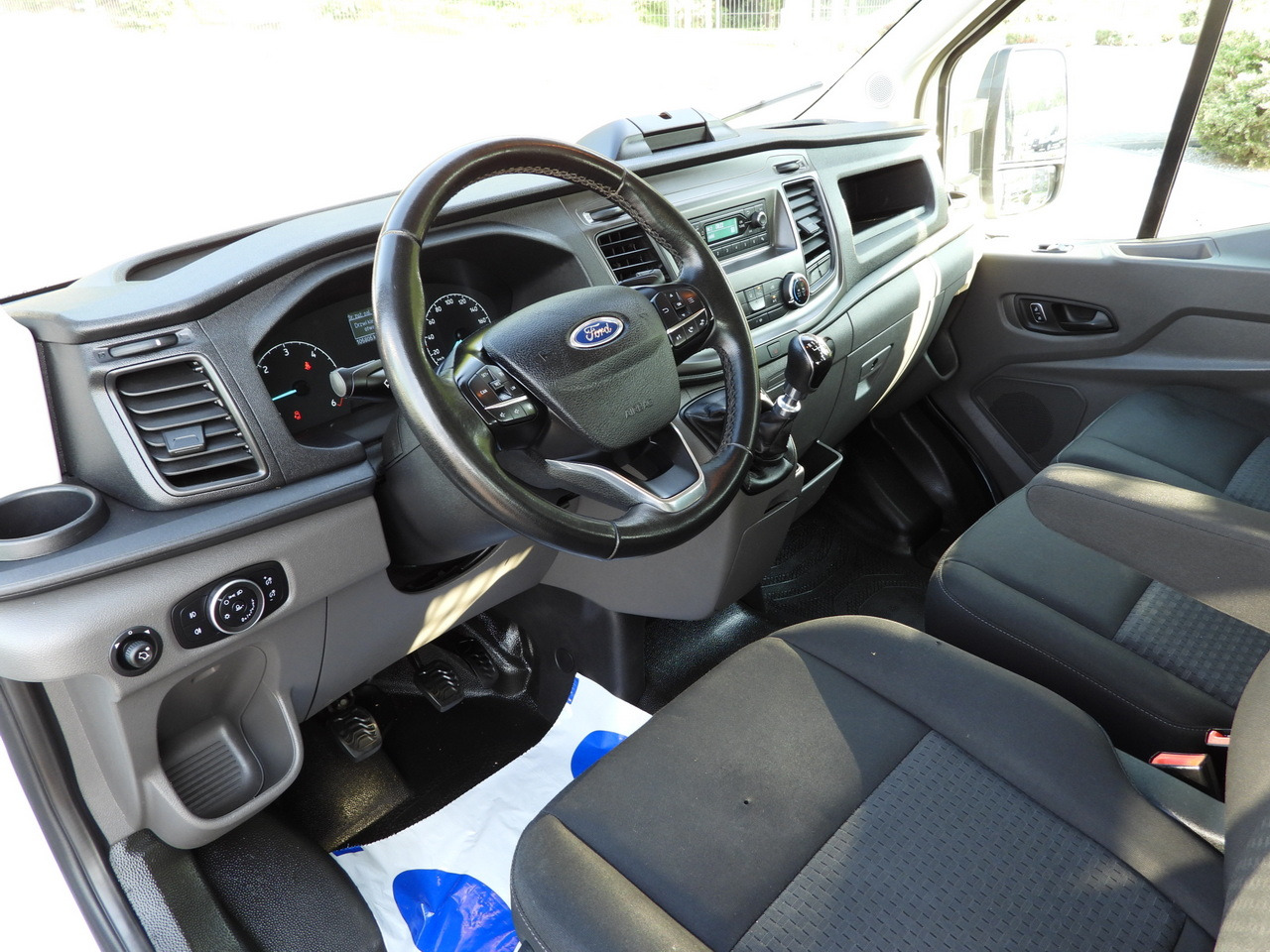 FORD TRANSIT STAKE BODY DOUBLE CABIN DOKA 7 SEATS TWIN WHEELS AIR CONDITIONING 130HP - Комбе со отворен сандак: слика 2 FORD TRANSIT STAKE BODY DOUBLE CABIN DOKA 7 SEATS TWIN WHEELS AIR CONDITIONING 130HP - Комбе со отворен сандак: слика 2