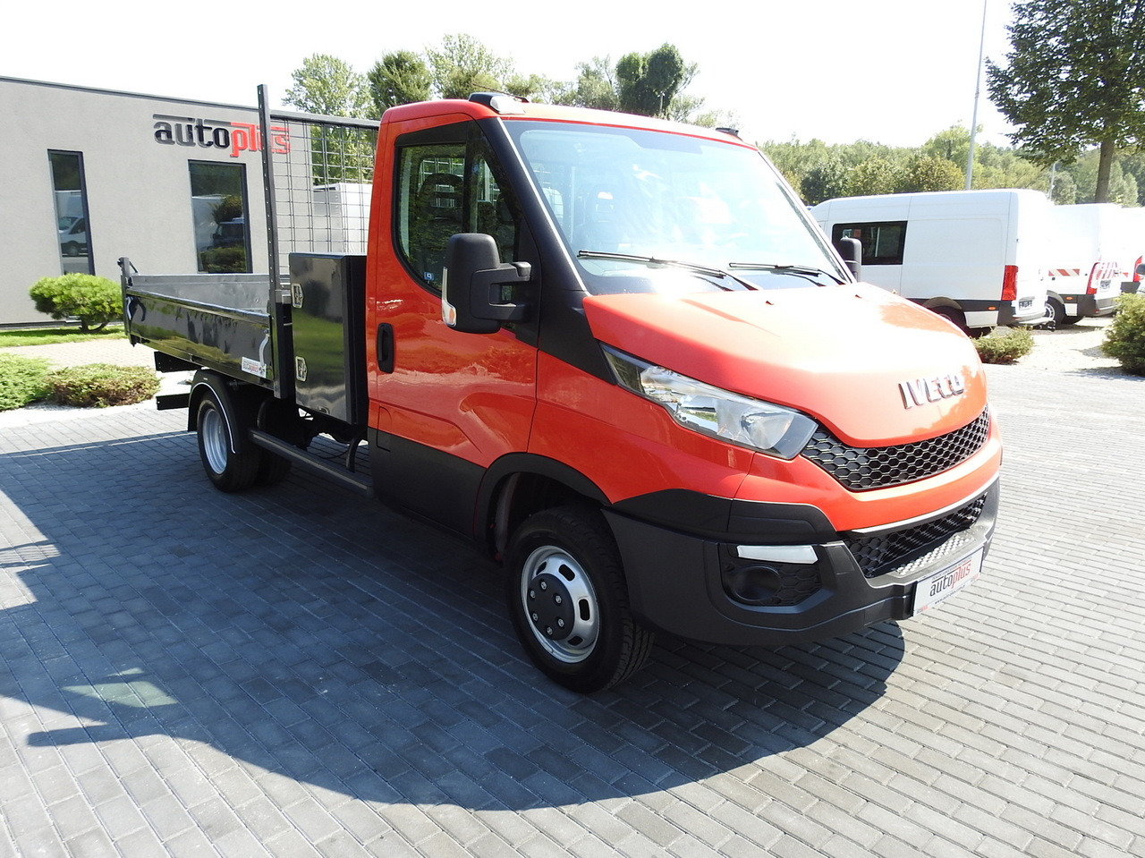 IVECO DAILY 35C13 TIPPER CRUISE CONTROL AIR CONDITIONING TWIN WHEELS 130HP - Комби кипер: слика 4 IVECO DAILY 35C13 TIPPER CRUISE CONTROL AIR CONDITIONING TWIN WHEELS 130HP - Комби кипер: слика 4