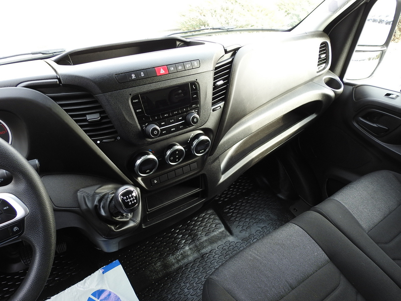 Комбе фургон IVECO DAILY 35C16 BOX LIFT 8 PALLETS CRUISE CONTROL TWIN WHEELS AIR CONDITIONING 160HP: слика 32 Комбе фургон IVECO DAILY 35C16 BOX LIFT 8 PALLETS CRUISE CONTROL TWIN WHEELS AIR CONDITIONING 160HP: слика 32