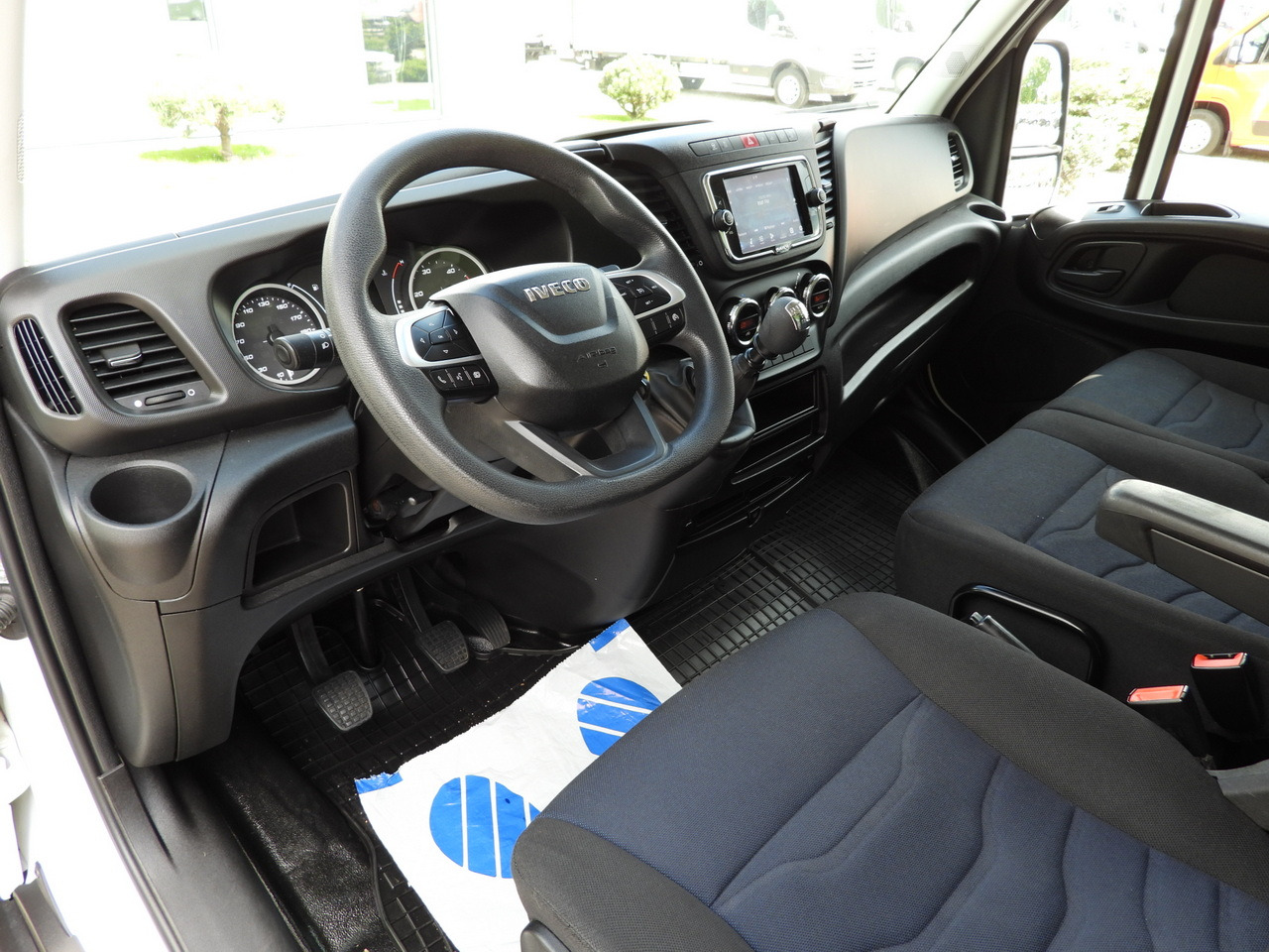 IVECO DAILY 35C16 BOX LIFT 8 PALLETS CRUISE CONTROL TWIN WHEELS AIR CONDITIONING 160HP - Комбе фургон: слика 2 IVECO DAILY 35C16 BOX LIFT 8 PALLETS CRUISE CONTROL TWIN WHEELS AIR CONDITIONING 160HP - Комбе фургон: слика 2