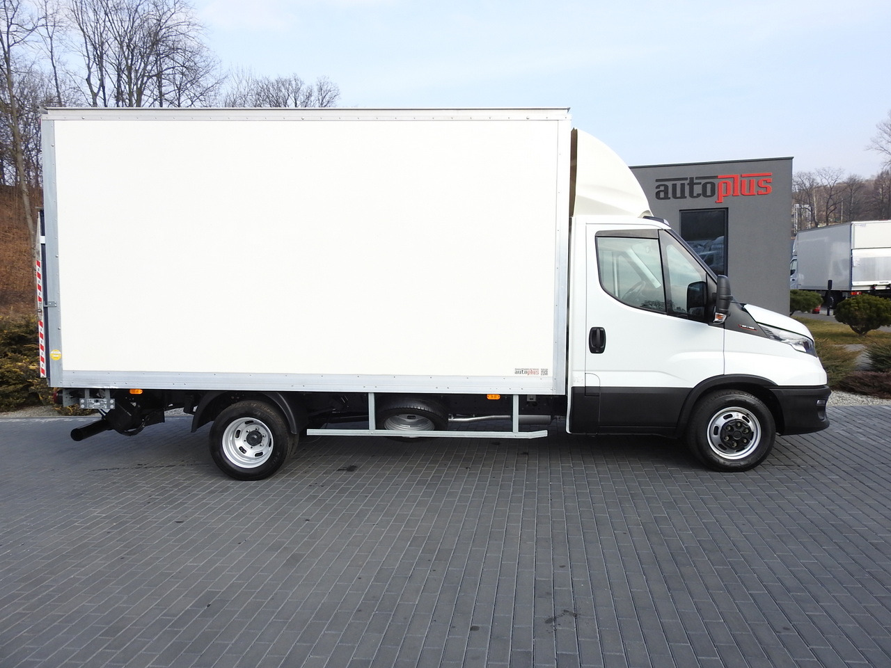 Комбе фургон IVECO DAILY 35C16 BOX LIFT 8 PALLETS CRUISE CONTROL TWIN WHEELS AIR CONDITIONING 160HP: слика 7 Комбе фургон IVECO DAILY 35C16 BOX LIFT 8 PALLETS CRUISE CONTROL TWIN WHEELS AIR CONDITIONING 160HP: слика 7