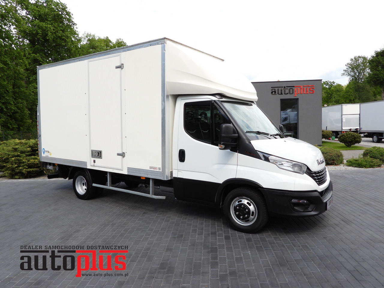 IVECO DAILY 35C16 BOX LIFT 8 PALLETS CRUISE CONTROL TWIN WHEELS AIR CONDITIONING 160HP - Комбе фургон: слика 1 IVECO DAILY 35C16 BOX LIFT 8 PALLETS CRUISE CONTROL TWIN WHEELS AIR CONDITIONING 160HP - Комбе фургон: слика 1