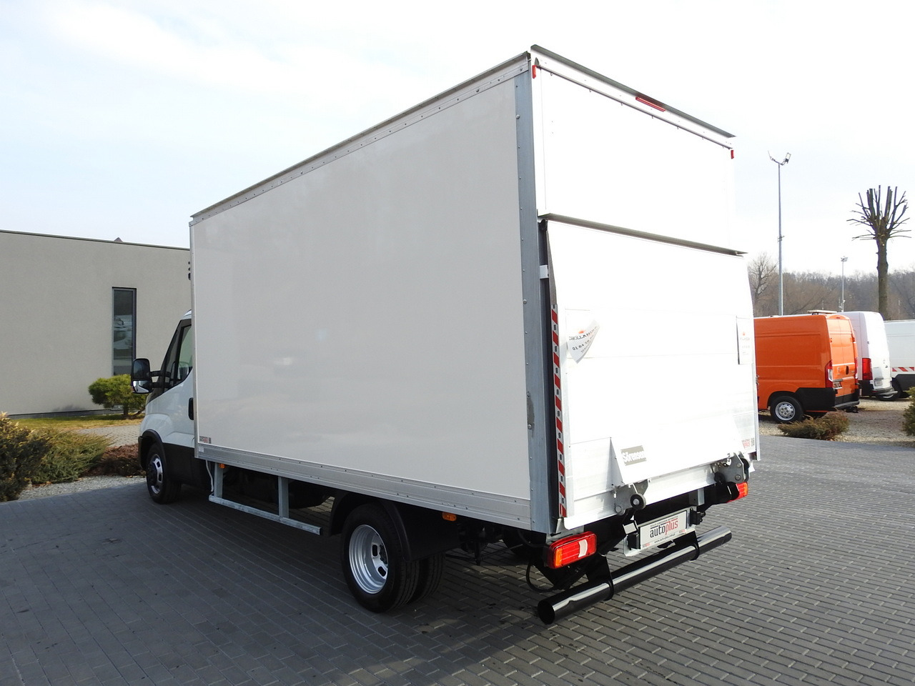 Комбе фургон IVECO DAILY 35C16 BOX LIFT 8 PALLETS CRUISE CONTROL TWIN WHEELS AIR CONDITIONING 160HP: слика 9 Комбе фургон IVECO DAILY 35C16 BOX LIFT 8 PALLETS CRUISE CONTROL TWIN WHEELS AIR CONDITIONING 160HP: слика 9