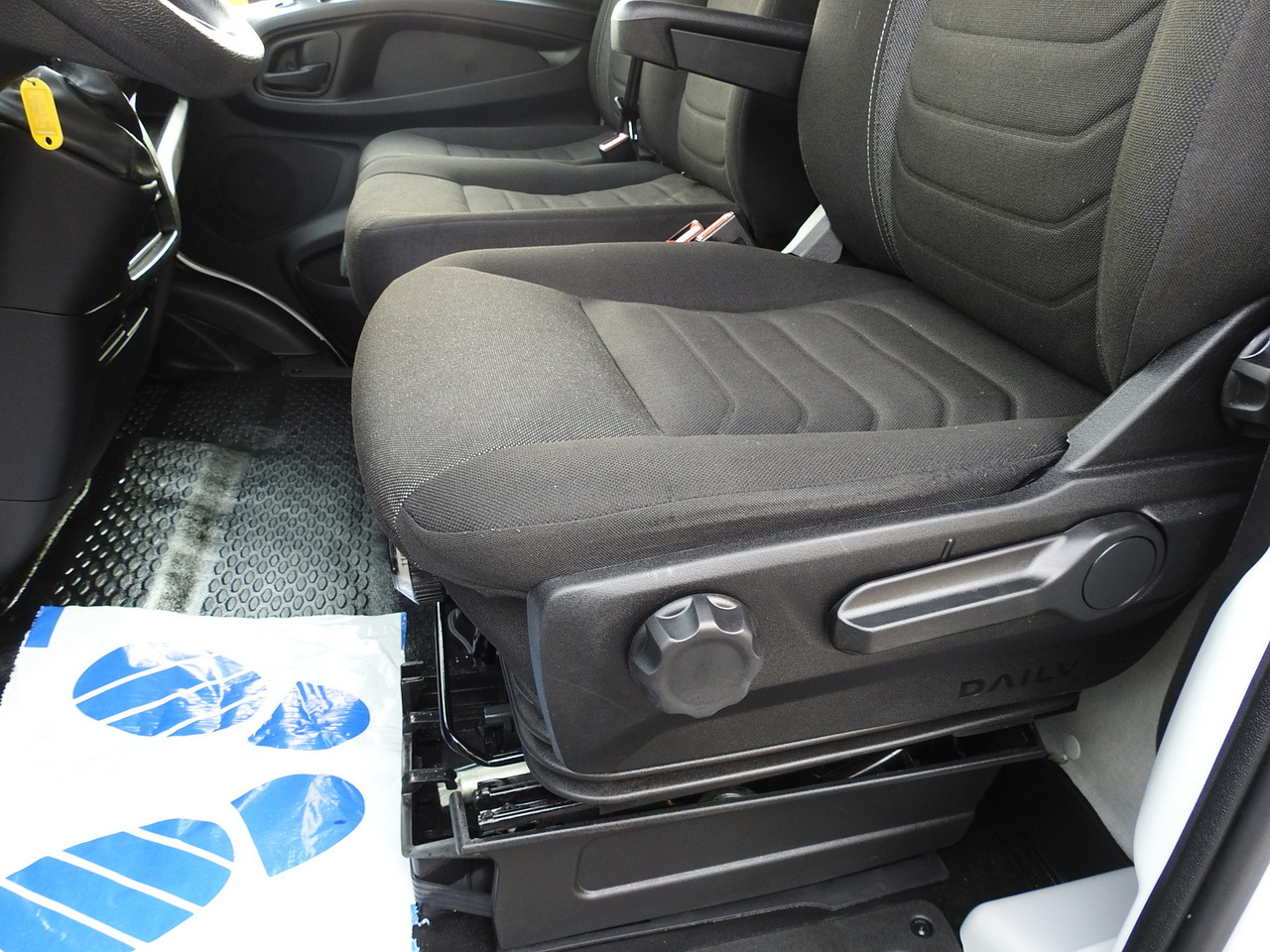 Комбе фургон IVECO DAILY 35C16 BOX LIFT 8 PALLETS CRUISE CONTROL TWIN WHEELS AIR CONDITIONING 160HP: слика 27 Комбе фургон IVECO DAILY 35C16 BOX LIFT 8 PALLETS CRUISE CONTROL TWIN WHEELS AIR CONDITIONING 160HP: слика 27