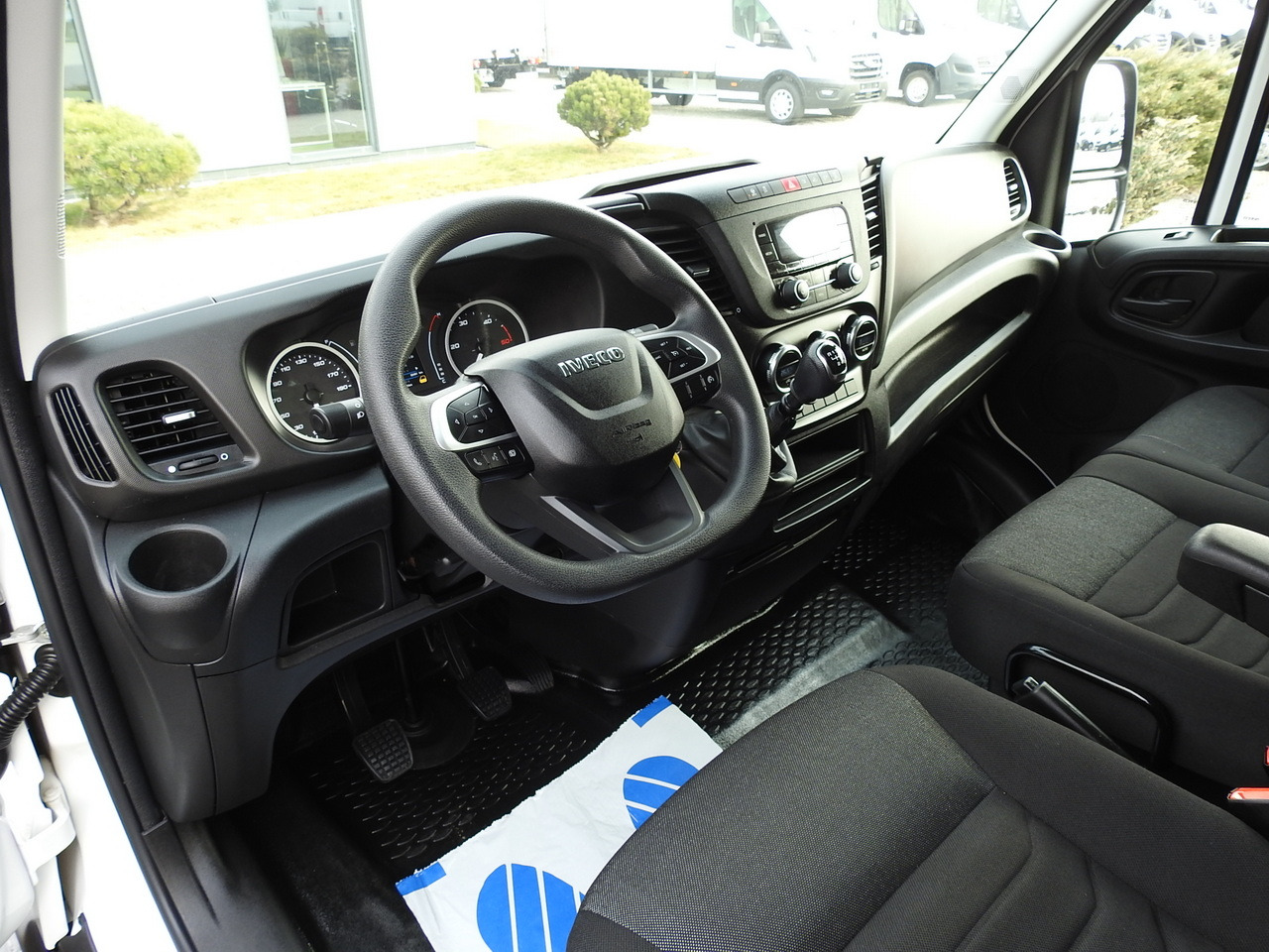 IVECO DAILY 35C16 BOX LIFT 8 PALLETS CRUISE CONTROL TWIN WHEELS AIR CONDITIONING 160HP - Комбе фургон: слика 2 IVECO DAILY 35C16 BOX LIFT 8 PALLETS CRUISE CONTROL TWIN WHEELS AIR CONDITIONING 160HP - Комбе фургон: слика 2