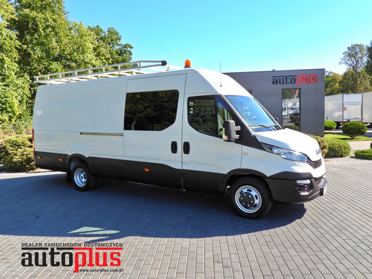 IVECO DAILY 35C17 BOX DELIVERY VAN 6 SEATS CRUISE CONTROL TWIN WHEELS AIR CONDITIONING 170HP - Товарно комбе: слика 1 IVECO DAILY 35C17 BOX DELIVERY VAN 6 SEATS CRUISE CONTROL TWIN WHEELS AIR CONDITIONING 170HP - Товарно комбе: слика 1