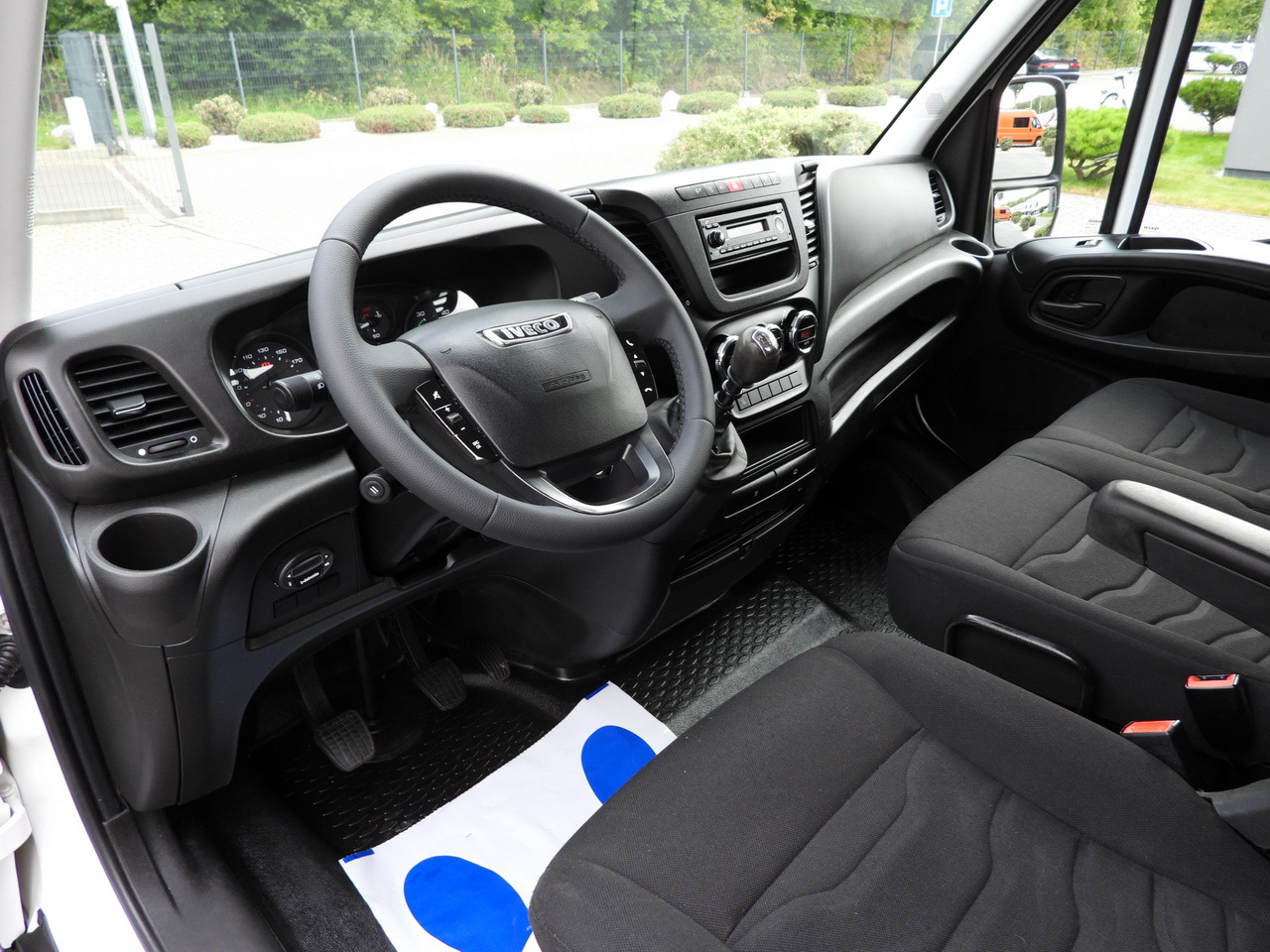 IVECO DAILY 35C17 STAKE BODY DOUBLE CABIN DOKA 7 SEATS CRUISE CONTROL TWIN WHEELS AIR CONDITIONING 170HP - Комбе со отворен сандак: слика 2 IVECO DAILY 35C17 STAKE BODY DOUBLE CABIN DOKA 7 SEATS CRUISE CONTROL TWIN WHEELS AIR CONDITIONING 170HP - Комбе со отворен сандак: слика 2