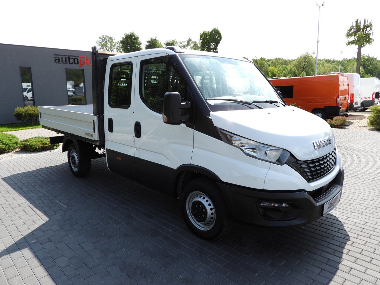 IVECO DAILY 35S12 STAKE BODY DOUBLE CABIN DOKA 7 SEATS AIR CONDITIONING 120HP - Комби со двојна кабина: слика 4 IVECO DAILY 35S12 STAKE BODY DOUBLE CABIN DOKA 7 SEATS AIR CONDITIONING 120HP - Комби со двојна кабина: слика 4