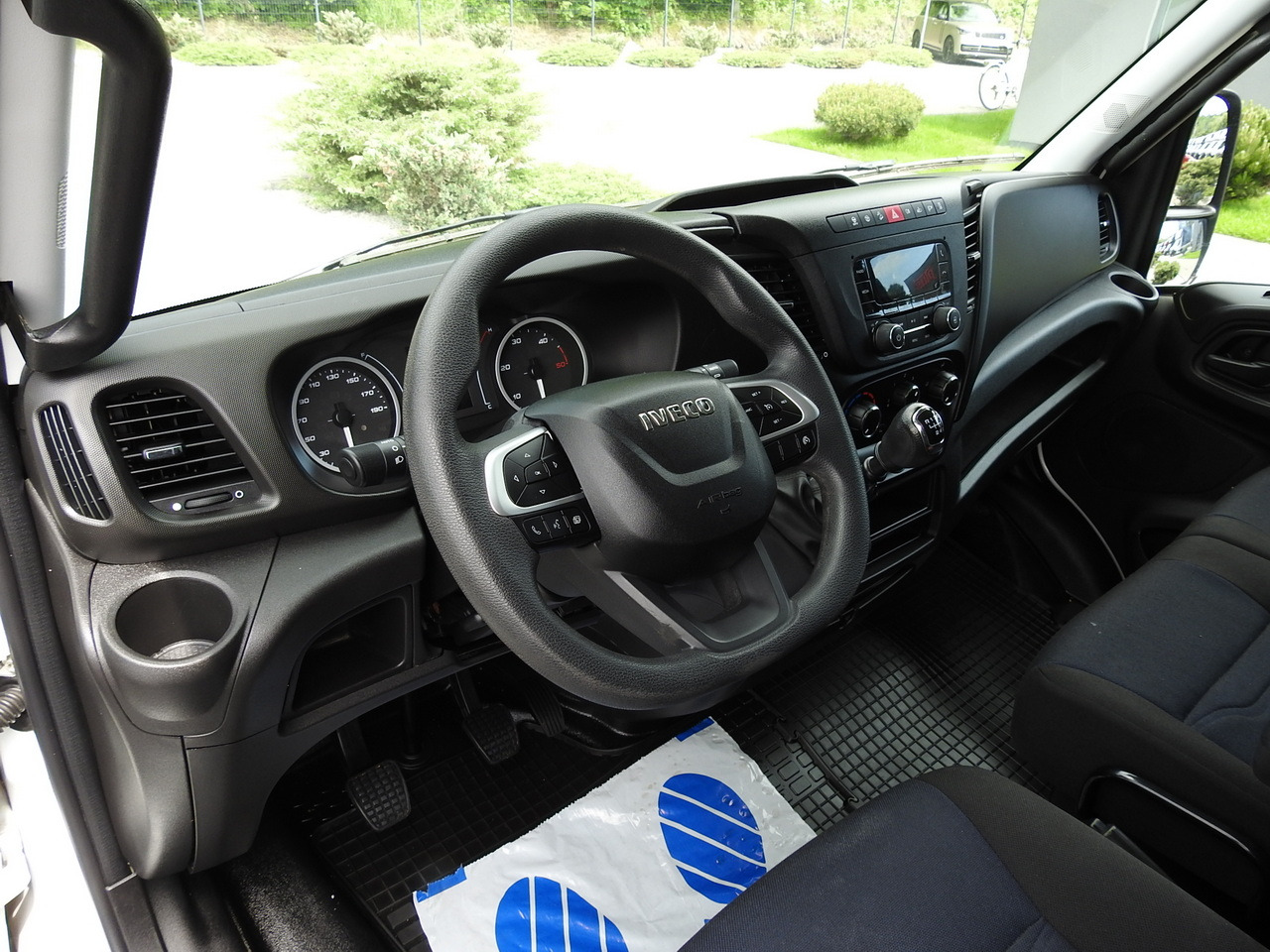 IVECO DAILY 35S14 8 PALLETS CRUISE CONTROL TWIN WHEELS AIR CONDITIONING 140HP - Комбе фургон: слика 2 IVECO DAILY 35S14 8 PALLETS CRUISE CONTROL TWIN WHEELS AIR CONDITIONING 140HP - Комбе фургон: слика 2