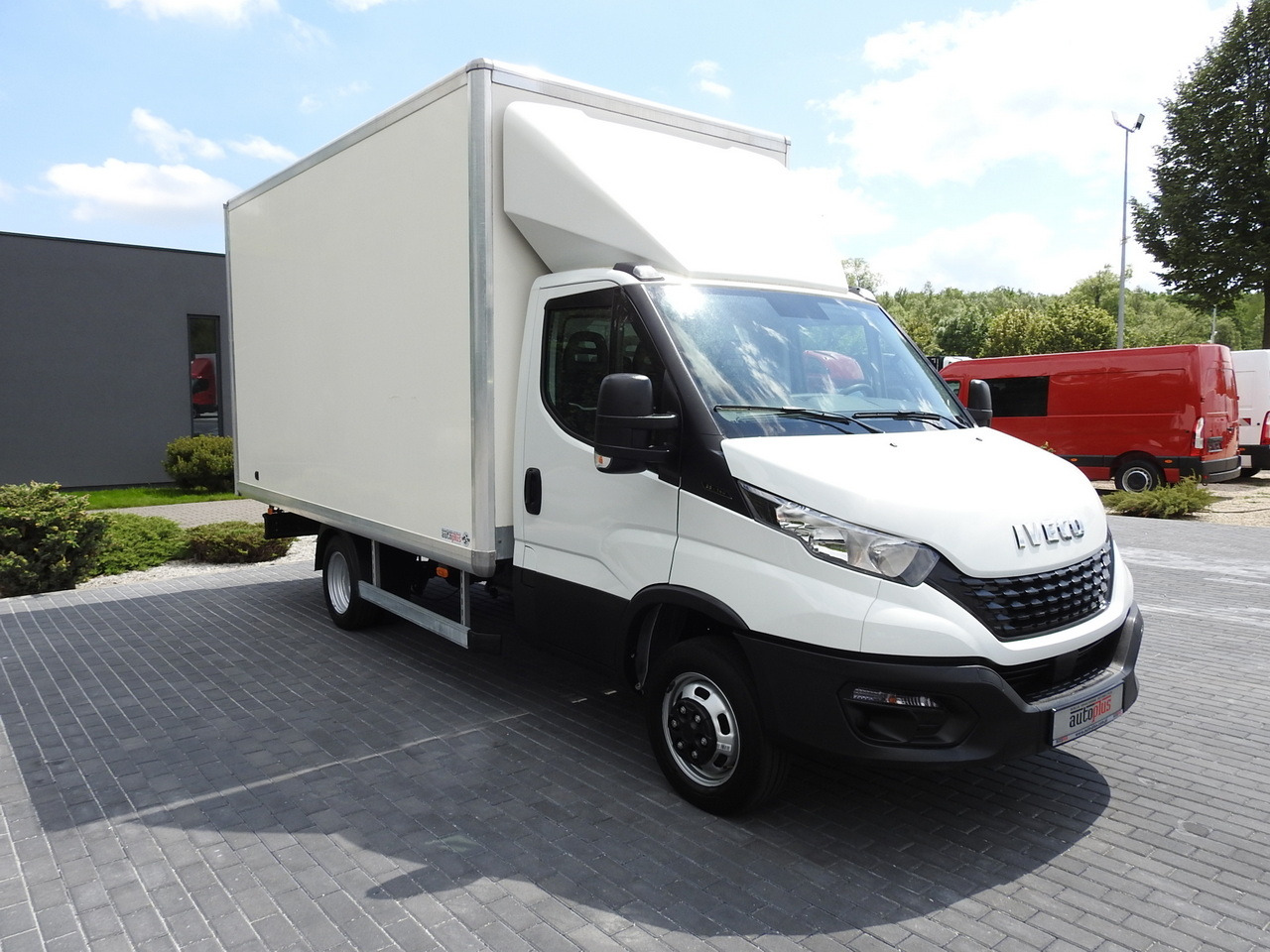 IVECO DAILY 35S14 8 PALLETS CRUISE CONTROL TWIN WHEELS AIR CONDITIONING 140HP - Комбе фургон: слика 4 IVECO DAILY 35S14 8 PALLETS CRUISE CONTROL TWIN WHEELS AIR CONDITIONING 140HP - Комбе фургон: слика 4