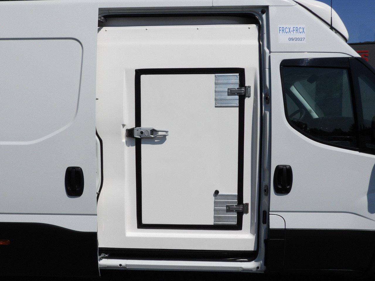 Комбе ладилник IVECO DAILY 35S14 REFRIGERATOR VAN 0*C POWER SUPPLY 230V CRUISE CONTROL AUTOMATIC TRANSMISSION HI-MATIC AIR CONDITIONING  140HP: слика 25