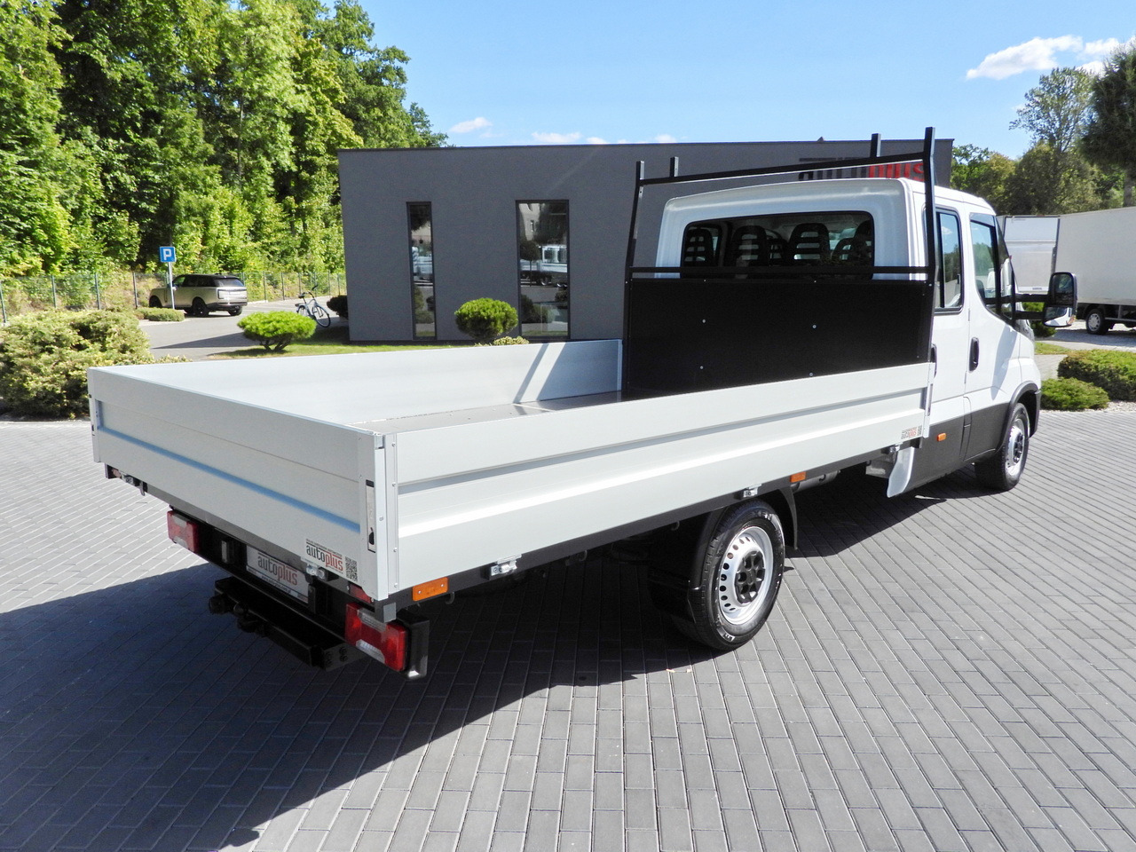 IVECO DAILY 35S14 STAKE BODY DOUBLE CABIN DOKA 7 SEATS CRUISE CONTROL AIR CONDITIONING 135HP - Комбе со отворен сандак: слика 3 IVECO DAILY 35S14 STAKE BODY DOUBLE CABIN DOKA 7 SEATS CRUISE CONTROL AIR CONDITIONING 135HP - Комбе со отворен сандак: слика 3
