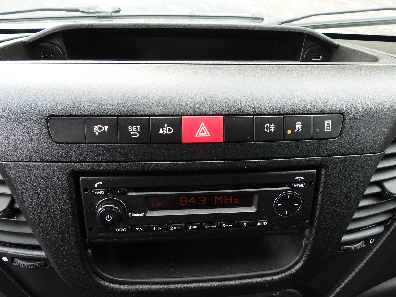 Комби со двојна кабина IVECO DAILY 35S15 STAKE BODY DOUBLE CABIN DOKA 7 SEATS AIR CONDITIONING  150HP: слика 34