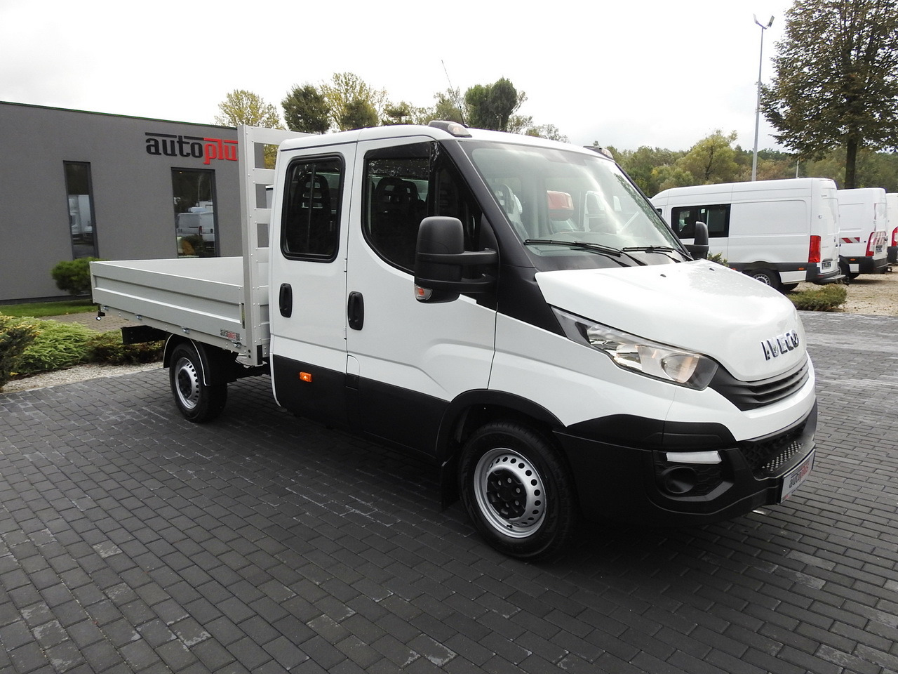 IVECO DAILY 35S15 STAKE BODY DOUBLE CABIN DOKA 7 SEATS AIR CONDITIONING 150HP - Комбе со отворен сандак: слика 4 IVECO DAILY 35S15 STAKE BODY DOUBLE CABIN DOKA 7 SEATS AIR CONDITIONING 150HP - Комбе со отворен сандак: слика 4