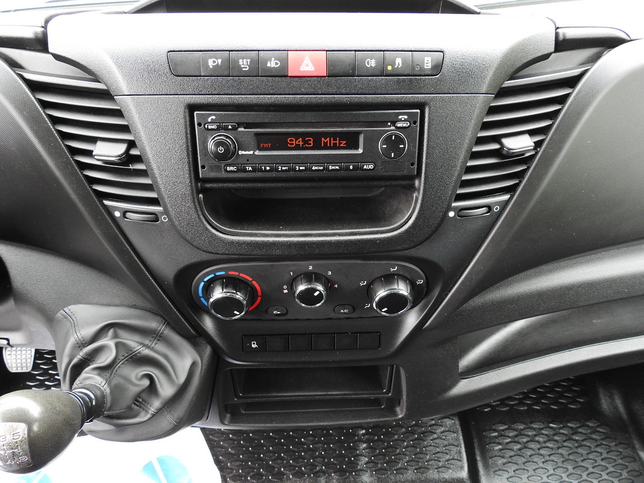 Комби со двојна кабина IVECO DAILY 35S15 STAKE BODY DOUBLE CABIN DOKA 7 SEATS AIR CONDITIONING  150HP: слика 33