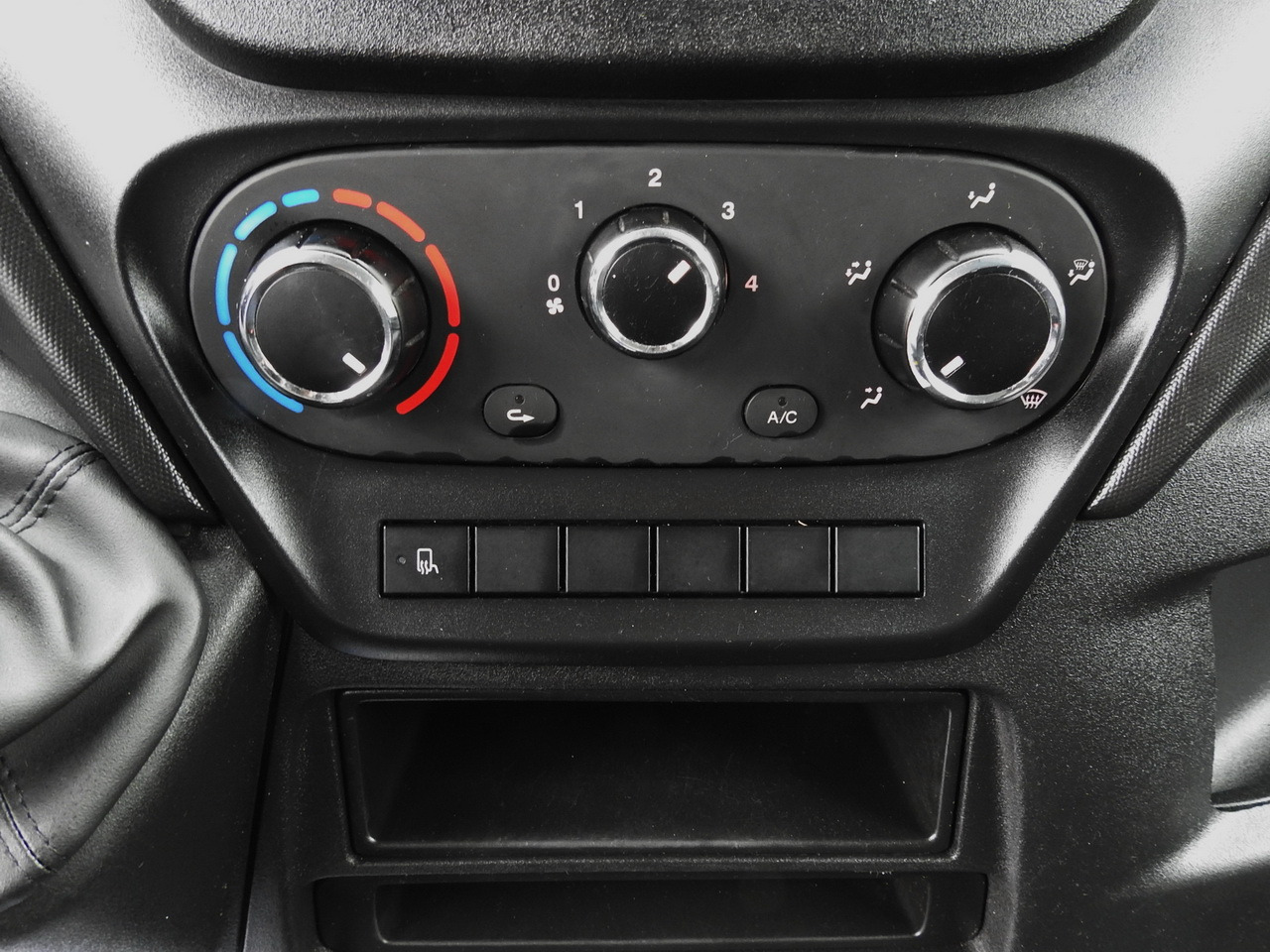 Комби со двојна кабина IVECO DAILY 35S15 STAKE BODY DOUBLE CABIN DOKA 7 SEATS AIR CONDITIONING  150HP: слика 36